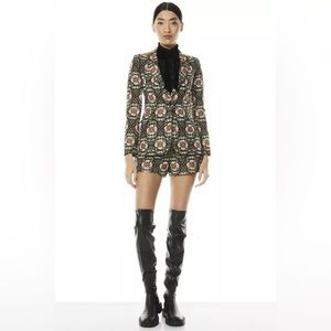 Alice + Olivia SET
Macey Notch Collar Fitted Blazer + Donald high waist short